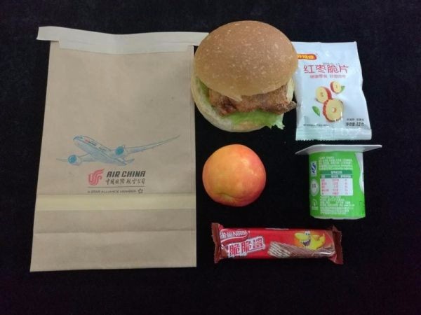 “紙袋餐”上飛機(jī) “紙袋餐”上飛機(jī)