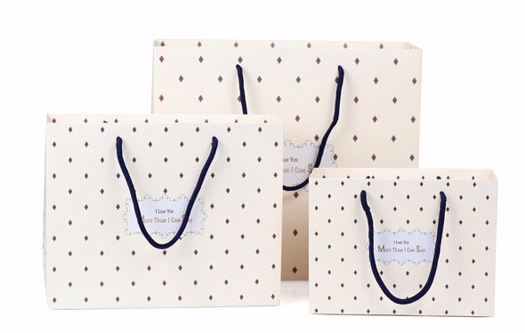 選擇定制禮品紙袋廠家需要關注的三要素 選擇定制禮品紙袋廠家需要關注的三要素